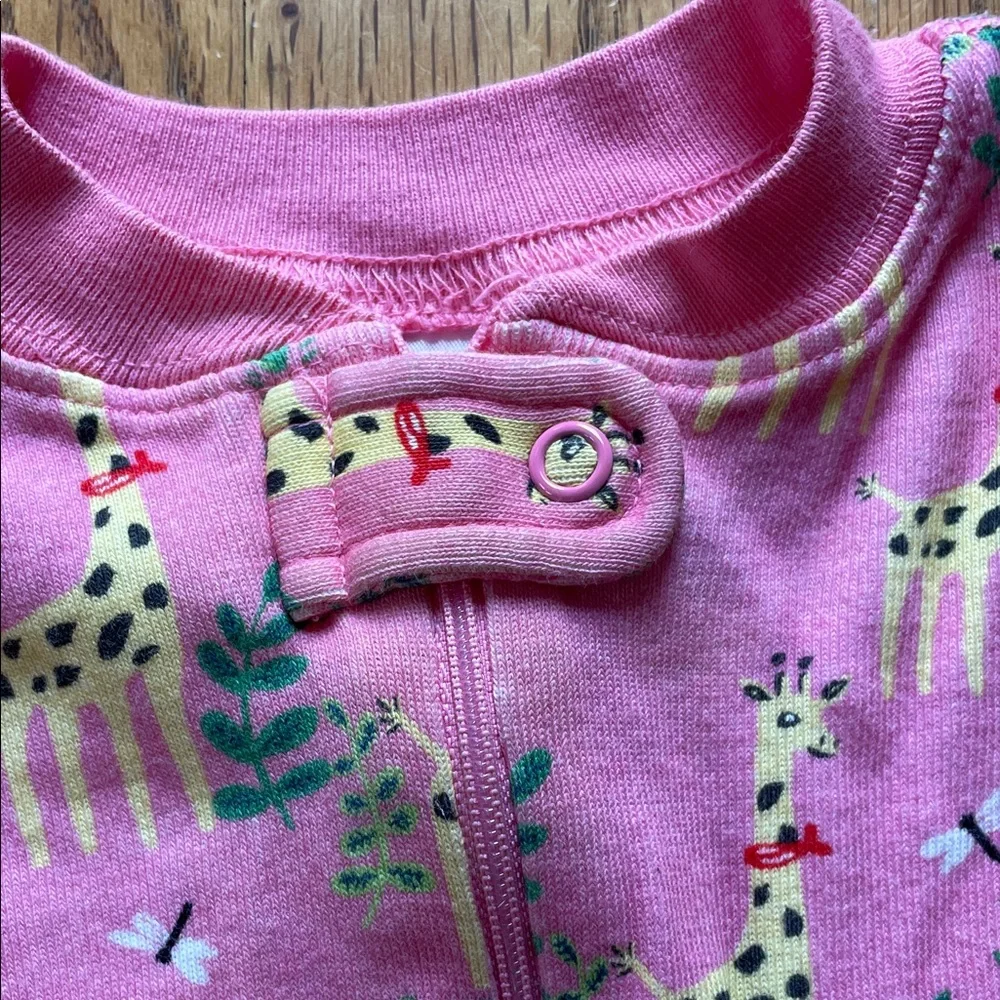 Hanna Andersson - Baby Zip Up One Piece Sleeper in pink giraffe print - Picture 2 of 12
